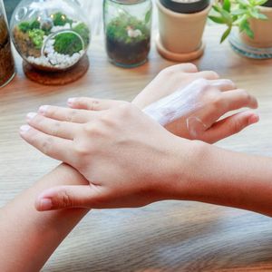 手の肌をきめ細かくするには？